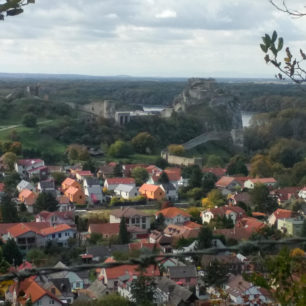 Devín je zřícenina hradu vypínající se majestátně na skále nad soutokem Moravy a Dunaje na okraji Bratislavy.