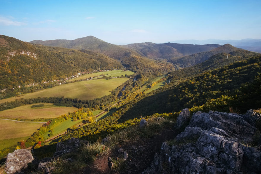 Pohled na údolí řeky Hornád z vyhlídky Jánošíkova Bašta. Úsek mezi Prešovem a Košicemi - Cesta hrdinů SNP, Slovensko.