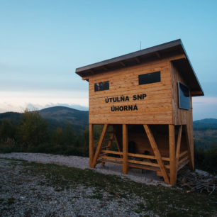 Útulna Úhorná se nachází nad Úhornianským sedlem (999 m) ve Volovských vrších. Cesta hrdinů SNP, Slovensko.