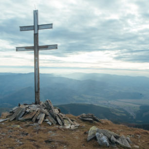 Kříž pod vrcholem Orlová (1840 m), východní část Nízkých Tater. Cesta hrdinů SNP, Slovensko
