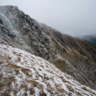 V říjnu už může hřebeny Nízkých Tater pokrýt první sníh. Cesta hrdinů SNP, Slovensko.
