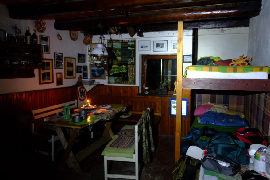 Útulňa pod Kečkou leží pod vrcholem Kečka (1225 m) nad střediskem Donovaly na západním cípu Nízkých Tater.