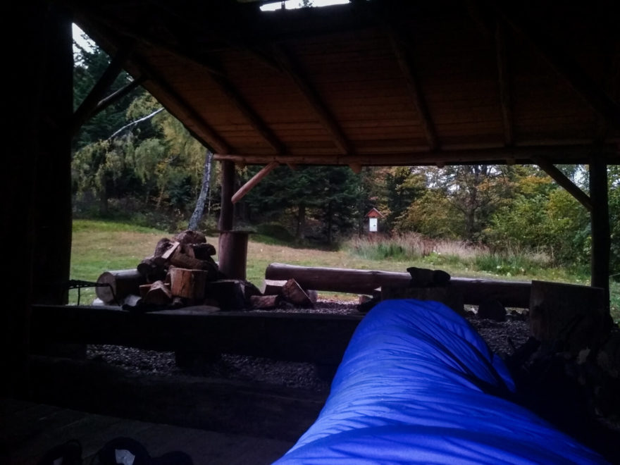 Po celé trase Cesty hrdinů SNP je dostatečné množství přístřešků, útulen a hotelů.