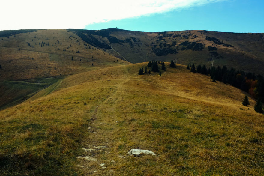 Cesta na vrchol Krížna (1574 m), Velká Fatra. Cesta hrdinů SNP, Slovensko.