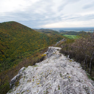Vyhlídka nad zříceninou hradu Ostrý Kameň v Malých Karpatech. Cesta hrdinů SNP.