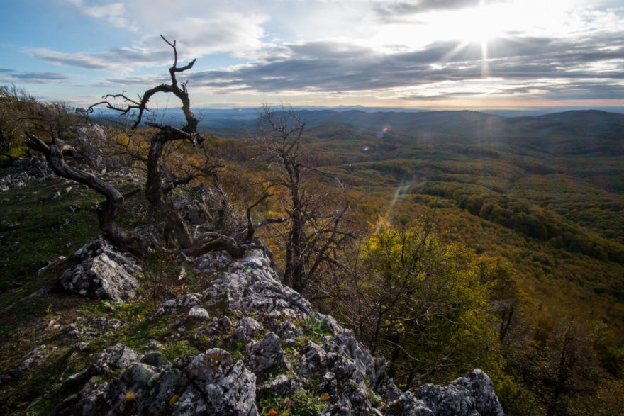 Výhledy z vrcholku Vápenná (752 m), Malé Karpaty, Slovensko. Cesta hrdinů SNP