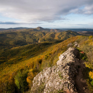Výhledy z vrcholku Vápenná (752 m), Malé Karpaty, Slovensko. Cesta hrdinů SNP