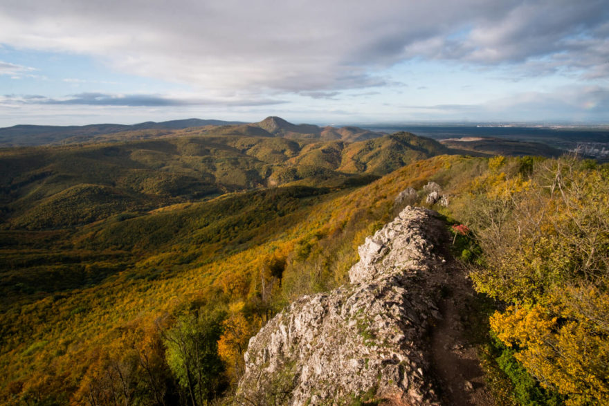 Výhledy z vrcholku Vápenná (752 m), Malé Karpaty, Slovensko. Cesta hrdinů SNP