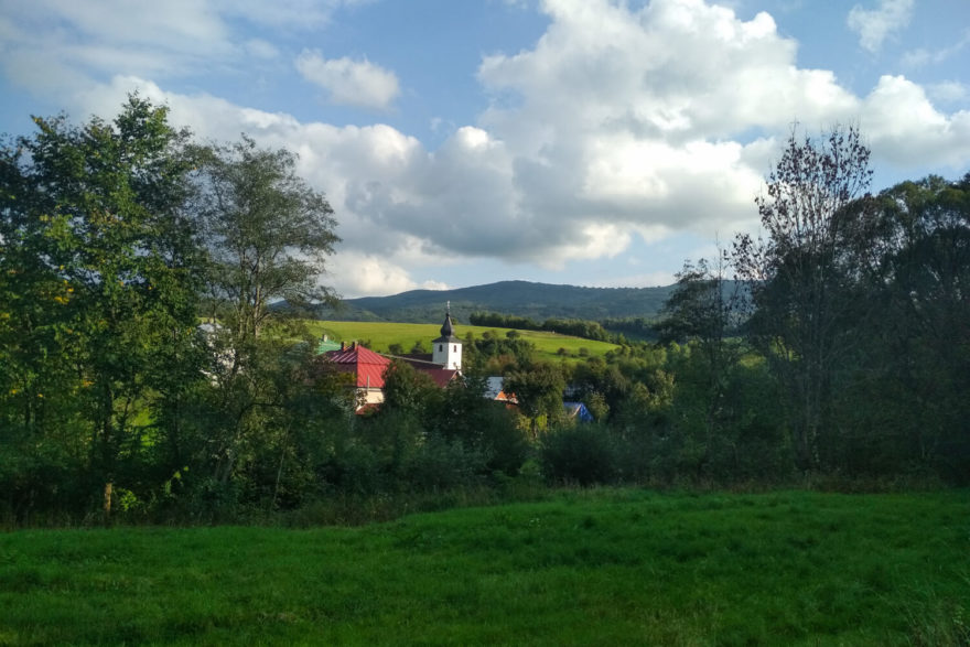 Kostel svatého Jana Křtitele nad obcí Kremnické Bane v Kremnických vrších leží v geografickém středu Evropy. Cesta hrdinů SNP, Slovensko.