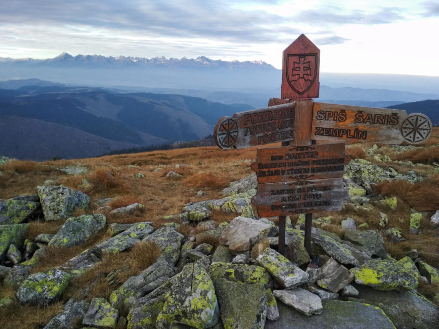Panorama Vysokých Tater z hřebene Nízkých Tater. Slovensko.