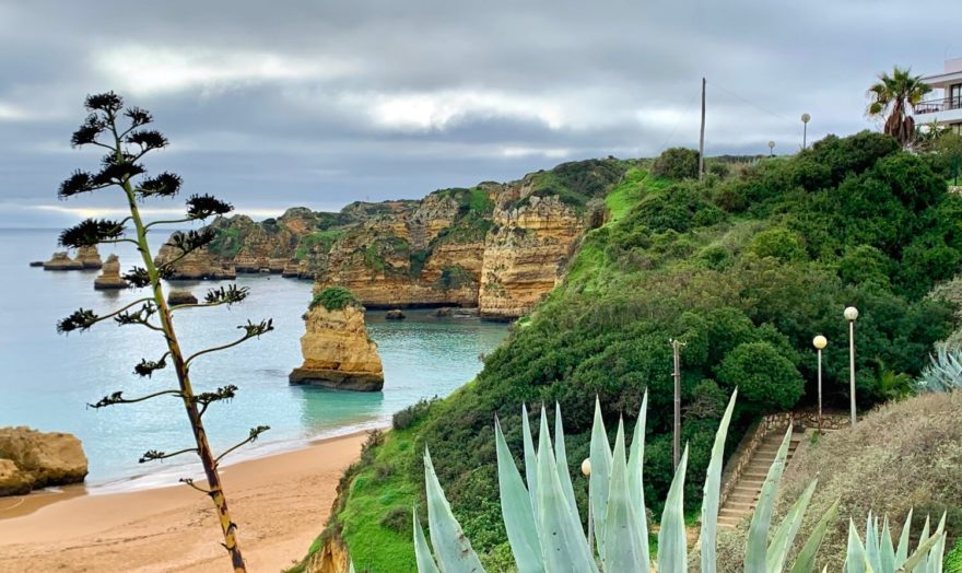 Pobřeží Atlantiku poblíž městečka Lagos na jihu Portugalska zdobí roztodivné skalní formace. Fisherman´s Trail, Rota Vicentina.