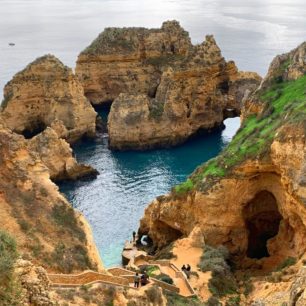 Pobřeží Atlantiku poblíž městečka Lagos na jihu Portugalska zdobí roztodivné skalní formace. Fisherman´s Trail, Rota Vicentina.