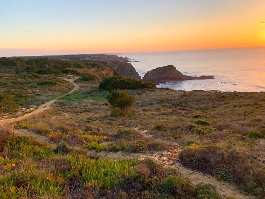 Jihozápadní pobřeží Portugalska je často bičováno větrem. Fisherman´s Trail, Rota Vicentina.