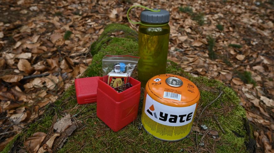 Do obalu lze přidat například zapalovač nebo sirky - YATE MOUNTAINEER