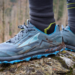 Běžecké trailové boty Altra Lone Peak s voděodolnými ponožkami jsou vhodnou kombinací i na dálkové trasy ve vlhčích a chladnějších podmínkách.