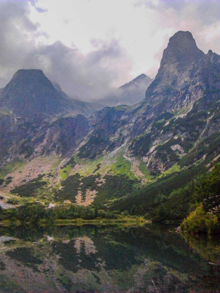 pohled přes Zelené pleso, Jahňací štít – nejvýchodnější vrchol Vysokých Tater