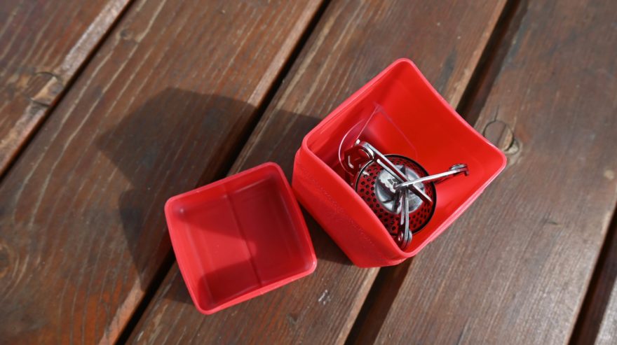 Uvnitř plastového obalu vařiče YATE MOUNTAINEER je dost volného místa