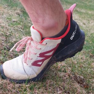 Výstup strmým svahem díky hrubé podrážce CONTAGRIP je naprosto v pohodě - SALOMON OUTPULSE GTX