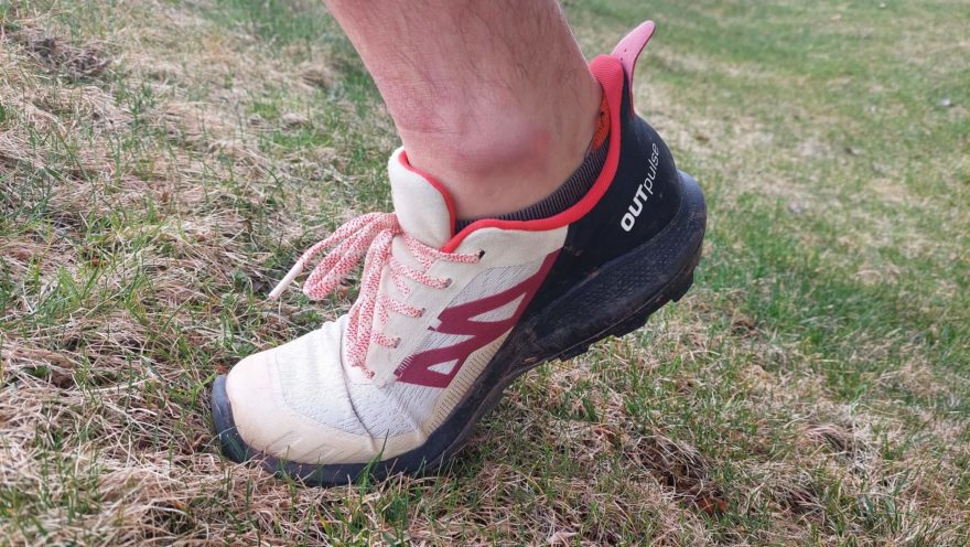 Výstup strmým svahem díky hrubé podrážce CONTAGRIP je naprosto v pohodě - SALOMON OUTPULSE GTX