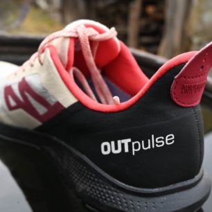 Zajímavým prvkem na botách SALOMON OUTPULSE GTX je zadní poutko