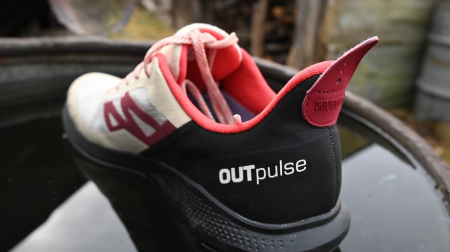 Zajímavým prvkem na botách SALOMON OUTPULSE GTX je zadní poutko