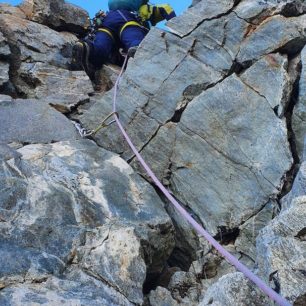 Náročný traverz čtyřtisícovek Schreckhorn a Lauteraarhorn ve Švýcarsku