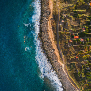 Vysoké útesy Madeiry vytváří úchvatné scenerie.
