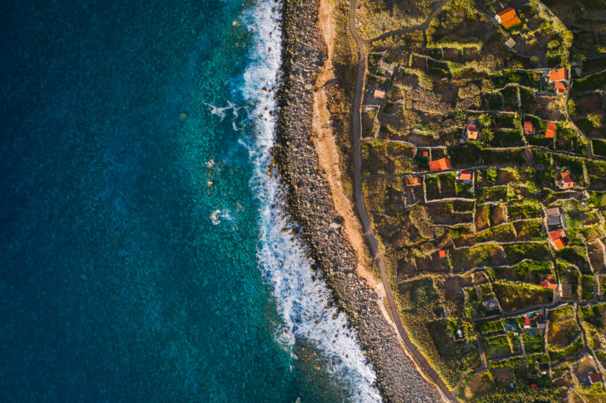Vysoké útesy Madeiry vytváří úchvatné scenerie.