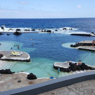Koupání v mořských bazéncích můžete zažít např. v Porto Moniz na severním pobřeží Madeiry.