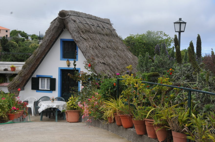 Malebné zákoutí s typickými domky. Santana, Madeira.