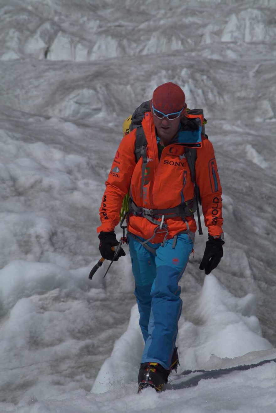 Mára Holeček přitahuje oči veřejnosti zejména svými technicky náročnými prvovýstupy ve velehorách alpským stylem bez použití kyslíku.