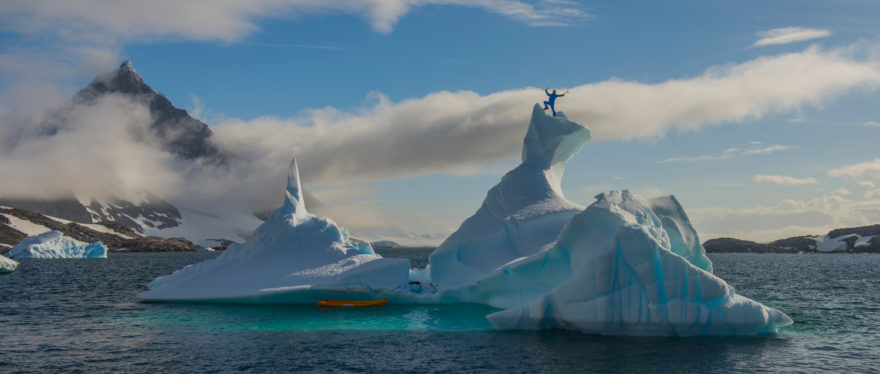 Mára Holeček při lezení v Antarktidě.