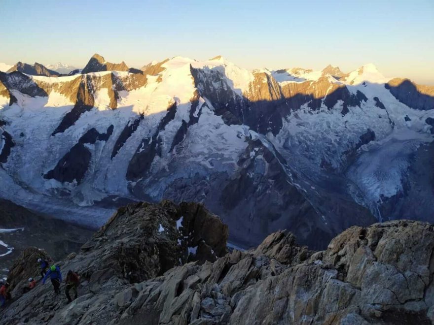 Náročný traverz čtyřtisícovek Schreckhorn a Lauteraarhorn ve Švýcarsku