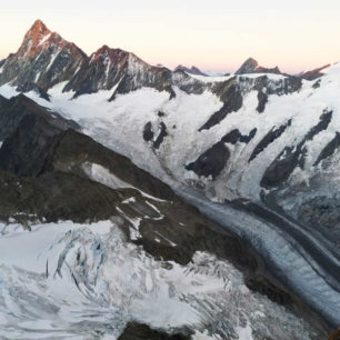Náročný traverz čtyřtisícovek Schreckhorn a Lauteraarhorn ve Švýcarsku