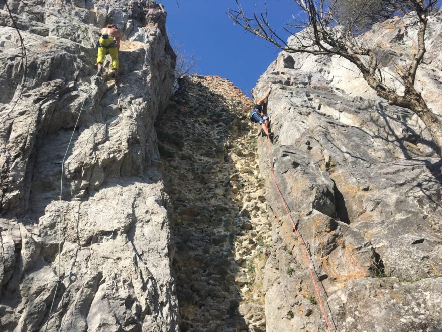 Mára Holeček při tréninku na skalách.