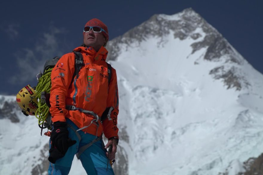 Mára Holeček přitahuje oči veřejnosti zejména svými technicky náročnými prvovýstupy ve velehorách alpským stylem bez použití kyslíku.