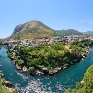 Městem Mostar protéká azurová řeka Neretva. Foto: Vilda Dvořák ml.