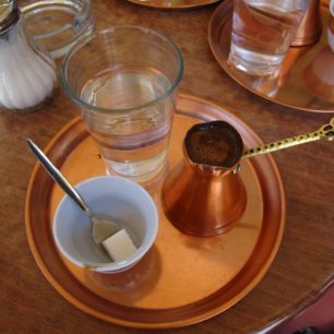 Pravá bosenská káva se podává v džezvě. Foto: Dominika Sommerová