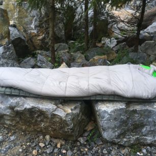 Zapnutý spacák a celkový pohled - YATE MONS 300