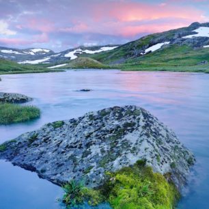 Při putování Norskem na kole vás bude neodmyslitelně doprovázet vodní hladina