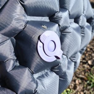 Zajištěný ventil karimatky WARG GUSTAV WARMTHAL víčkem