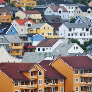 Barevné domky které jsem potkával při putování Norskem na kole a lodí