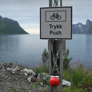 Značka pro cyklisty u vjezdu do tunelu v Norsku