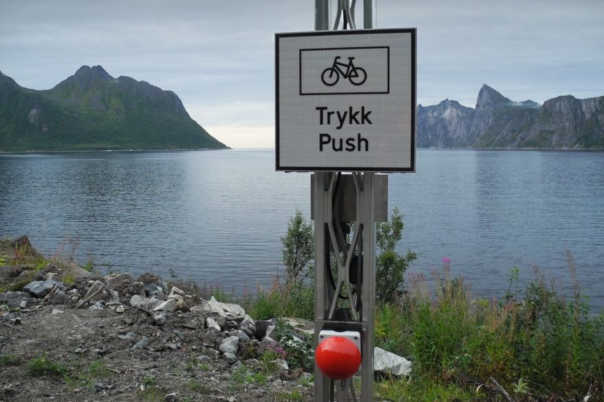 Značka pro cyklisty u vjezdu do tunelu v Norsku