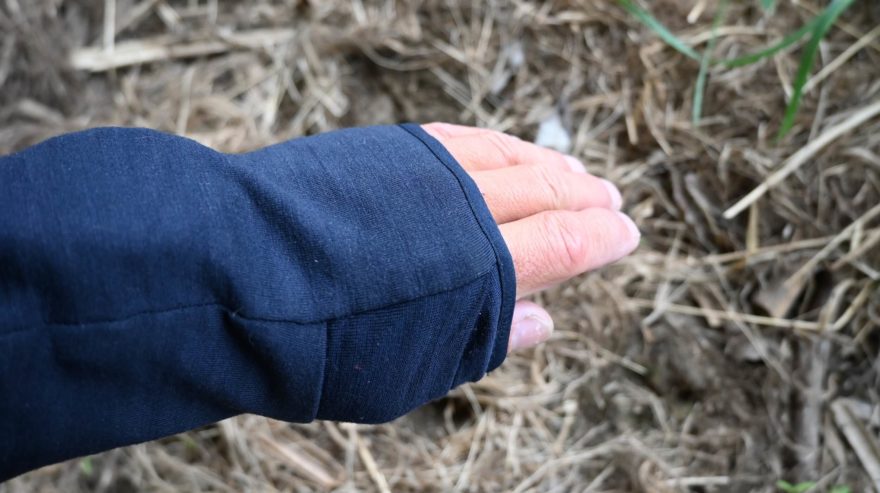 Při nasazení rukávy nechrání klouby na rukách - FORCLAZ MT900