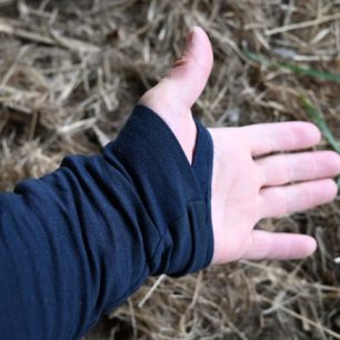 Rukávy jsou zakončeny otvorem pro palec - FORCLAZ MT900