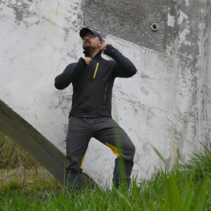 Stojáček bundy FORCLAZ MT900 neškrábe ani nijak nestahuje krk