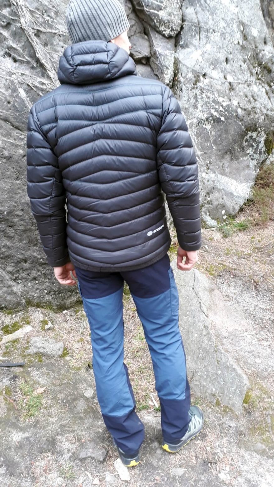 Pánské turistické kalhoty Forclaz MT 500 - tmavší díly jsou z pružného a odolného materiálu