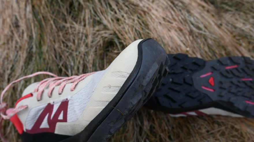 Detail ochrany špičky boty SALOMON OUTPULSE GTX