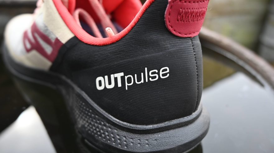 Detail paty s označením názvu bot SALOMON OUTPULSE GTX